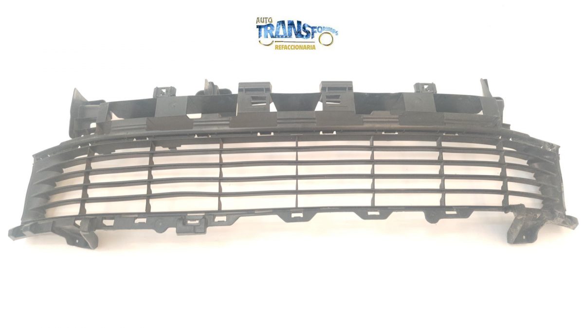 Parrilla RENAULT Stepway 2016-2017 defensa central Xry, usada con detalle en la pintura desgastada por el tiempo y tiene unas manchas que no impiden sus instalación, esta pieza se vende como se muestra, es para defensa central, es usada por tener estas características su precio es muy accesible es en color negro mate , lista para instalarse, antes de comprar verifique la compatibilidad de esta pieza, es usada, original con detalle.