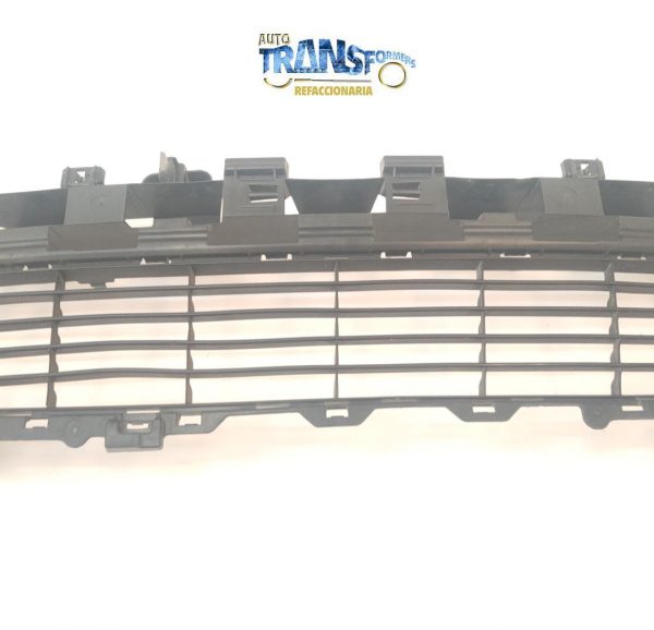 Parrilla RENAULT Stepway 2016-2017 defensa central Xry, usada con detalle en la pintura desgastada por el tiempo y tiene unas manchas que no impiden sus instalación, esta pieza se vende como se muestra, es para defensa central, es usada por tener estas características su precio es muy accesible es en color negro mate , lista para instalarse, antes de comprar verifique la compatibilidad de esta pieza, es usada, original con detalle.