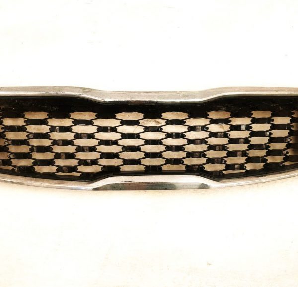 Parrilla Kia Forte 2017-2018 detalle cromo usada original, esta pieza tiene detalles en el cromo, esta un poco rayado y desgastado en la fotografías al rededor de la parrilla tiene desgastado por el uso, las bases traseras estas completas, esta lista parea instalarse, su precio es muy accesible por tener estas características, lo demás esta bien, esperamos su compra, AUTOTRANSFORMERS REFACCIONARIA agradece su preferencia