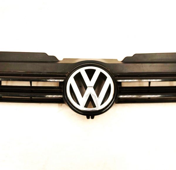 Parrilla Volkswagen Golf 1999-2002 Original detalles uso, le faltan unas pequeñas bases donde se señala, no impide su instalación, su precio es muy accesible por ser una pieza original y con emblema, esta reparada en una esquina derecha con plastia cero ( casi no se ve) se vende como se muestra en las fotografías, AUTOTRANSFORMERS REFACCIONARIA agradece su preferencia, antes de comprar verifique las fotografías, es una pieza usada.