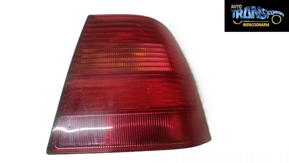 Calavera Original Volkswagen Jetta DERECHA 1999-2003 USO DETALLE esta pieza tiene detalle en la esquina esta quebrada le falta una puntita como se muestra en las fotografías, su precio es muy accesible, es de la marca Hella, hecha en ,México, AUTOTRANSFORMERS REFACCIONARIA agradece su preferencia, se vende como se ve en las imágenes es de uso , original con detalle, tiene envió gratis,