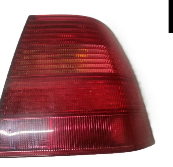 Calavera Original Volkswagen Jetta DERECHA 1999-2003 USO DETALLE esta pieza tiene detalle en la esquina esta quebrada le falta una puntita como se muestra en las fotografías, su precio es muy accesible, es de la marca Hella, hecha en ,México, AUTOTRANSFORMERS REFACCIONARIA agradece su preferencia, se vende como se ve en las imágenes es de uso , original con detalle, tiene envió gratis,
