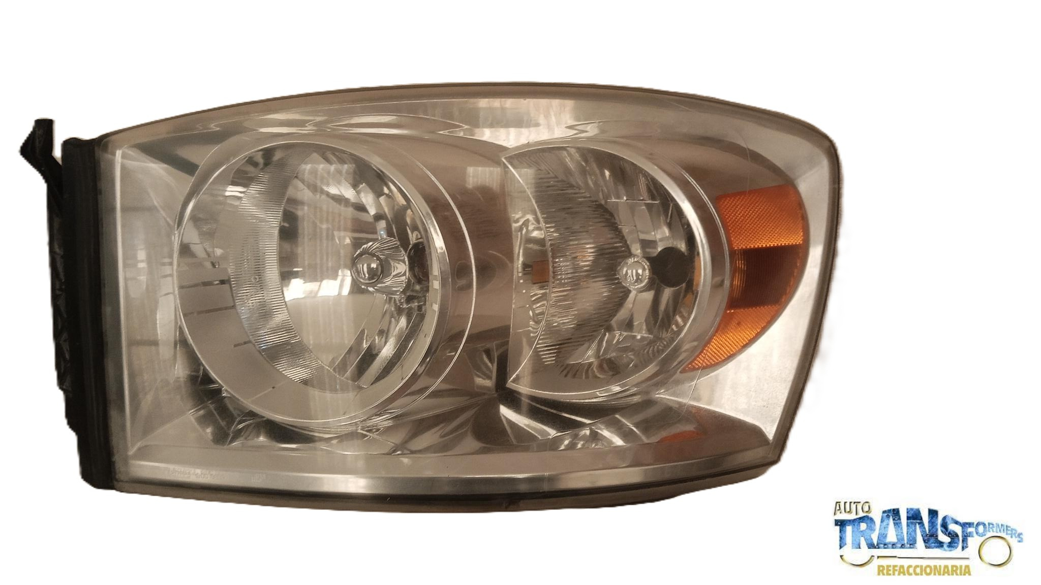 0001-7372879117505033468 Faro Izquierdo original Dodge Ram 2500 ,2003-2008 detalle en la mica por dentro como se indica en una de las fotografías tiene marcas de gotas de agua (muy leves ) por dentro y le falta un pedazo en una esquina se señala en color rojo ( casi no se nota) esta pieza es usada se vende sin arnés, su precio es muy accesible , tiene envió gratis, AUTOTRANSFORMERS REFACCIONARIA agradece su preferencia, repetimos pieza usada con detalles, es original lista para instalarse.