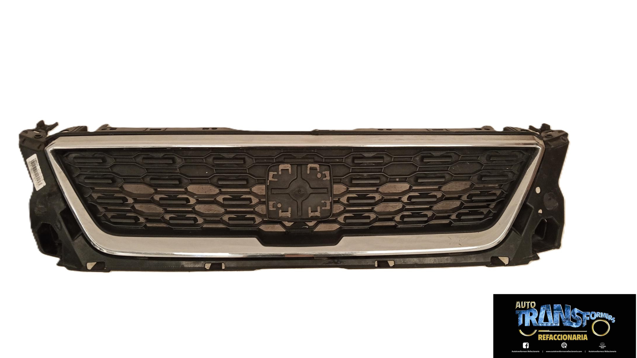 Parrilla Parrilla Seat Ibiza 2018-2023 original detalles usada , en las fotografías se muestra en la parte delantera le falta un pedazo en una esquina de cromo; así como en ese mismo lugar en la parte de abajo tiene una reparación, en la parte de atrás de la parrilla tiene varias reparaciones que casi no se ven y no impiden su instalación, ya que sus bases de las cuales se sostienen están buenas condiciones (no están reparadas) esperamos su compra , esta pieza es usada ,original ,lista para instalarse, se vende como se muestra en las fotografías, antes de comprar verifíquelas, AUTOTRANSFORMERS REFACCIONARIA agradece su preferencia