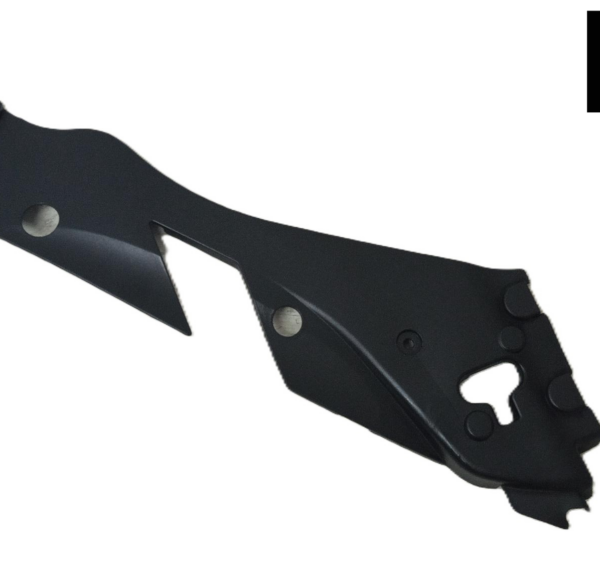 La tapa faro derecho para Mercedes Benz C350 , C280 2010 esta pieza es de uso lista para instalarse, ESTA PIEZA TIENE UNA PEQUEÑA APERTURA casi no se ve , esta en circulo rojo y señalado con la mano, no impide su instalación, es original, AUTOTRANSFORMERS REFACCIONARIA agradece su preferencia, la función es de que protege al faro en la parte superior y le da ajuste con el marco de radiador, es de uso con detalle ( muy leve) esperamos su compra.