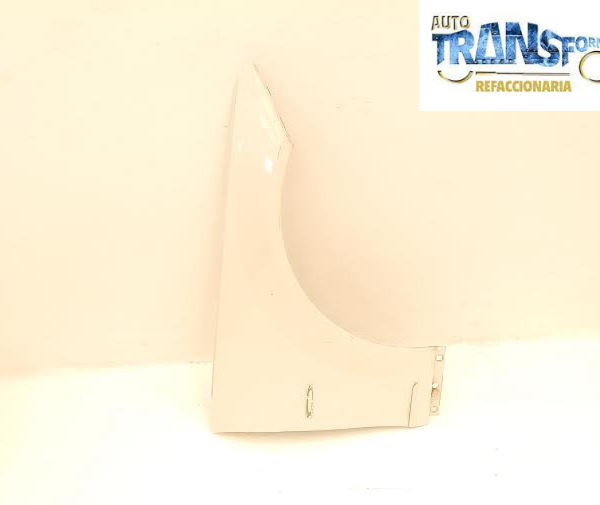 Salpicadera izquierda Mercedes Benz clase C350 - C200 usada para modelos 2007- 2011 original, tiene una moldura cromada un poco rayada, esta pieza se encuentra lista para instalarse,su precio es muy accesible no esta golpeada, es de color blanco, Autotransformers Refaccionaria AGRADECE SU PREFERENCIA , es de uso ,original lista para instalarse.